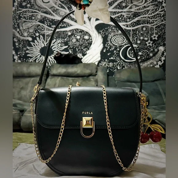 Vintage Furla soho Shoulder Bag Black Leather with Gold Accents new without tags - Picture 3 of 17